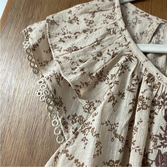 size large Mine floral blouse with flutter sleeves - Picture 4 of 7
